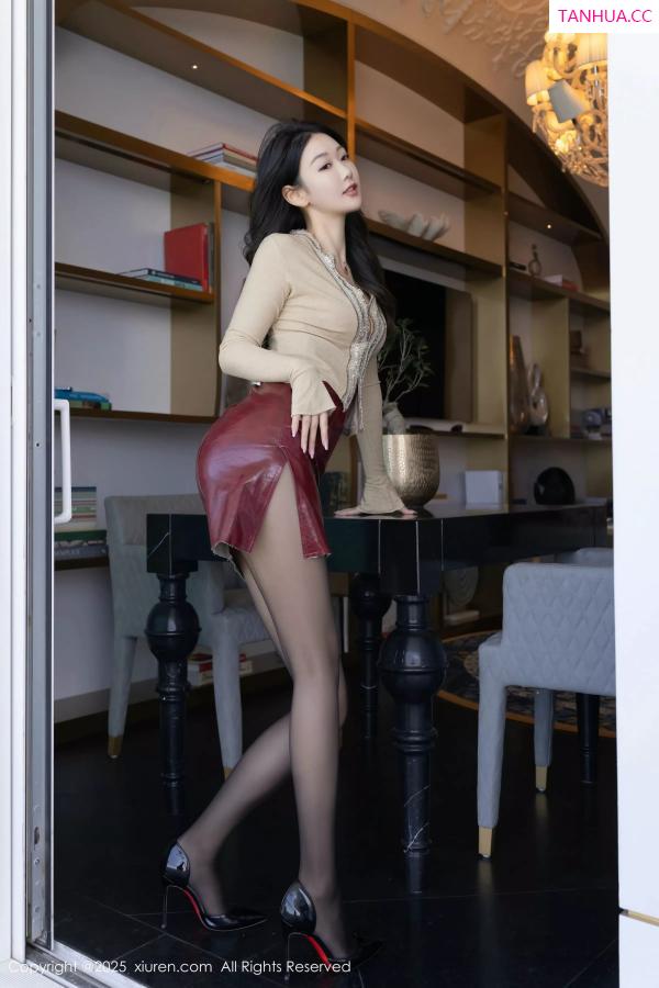 唐安琪  [XiuRen]高清写真图 2025.05.19 No.10296 唐安琪 红色皮裙第6张图片